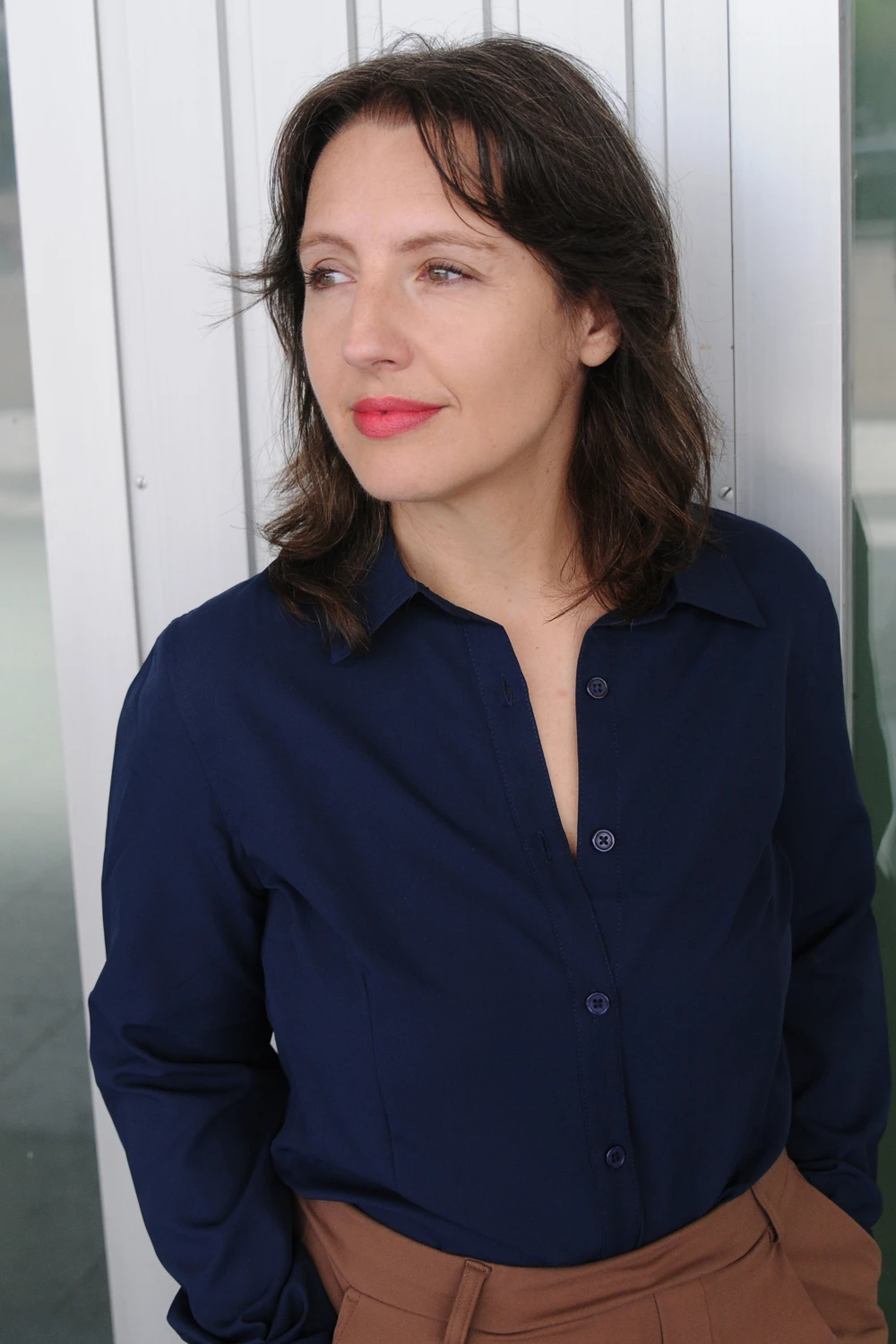 Dorothee Marecki im dunkelblauen Hemd mit Blick zur Seite