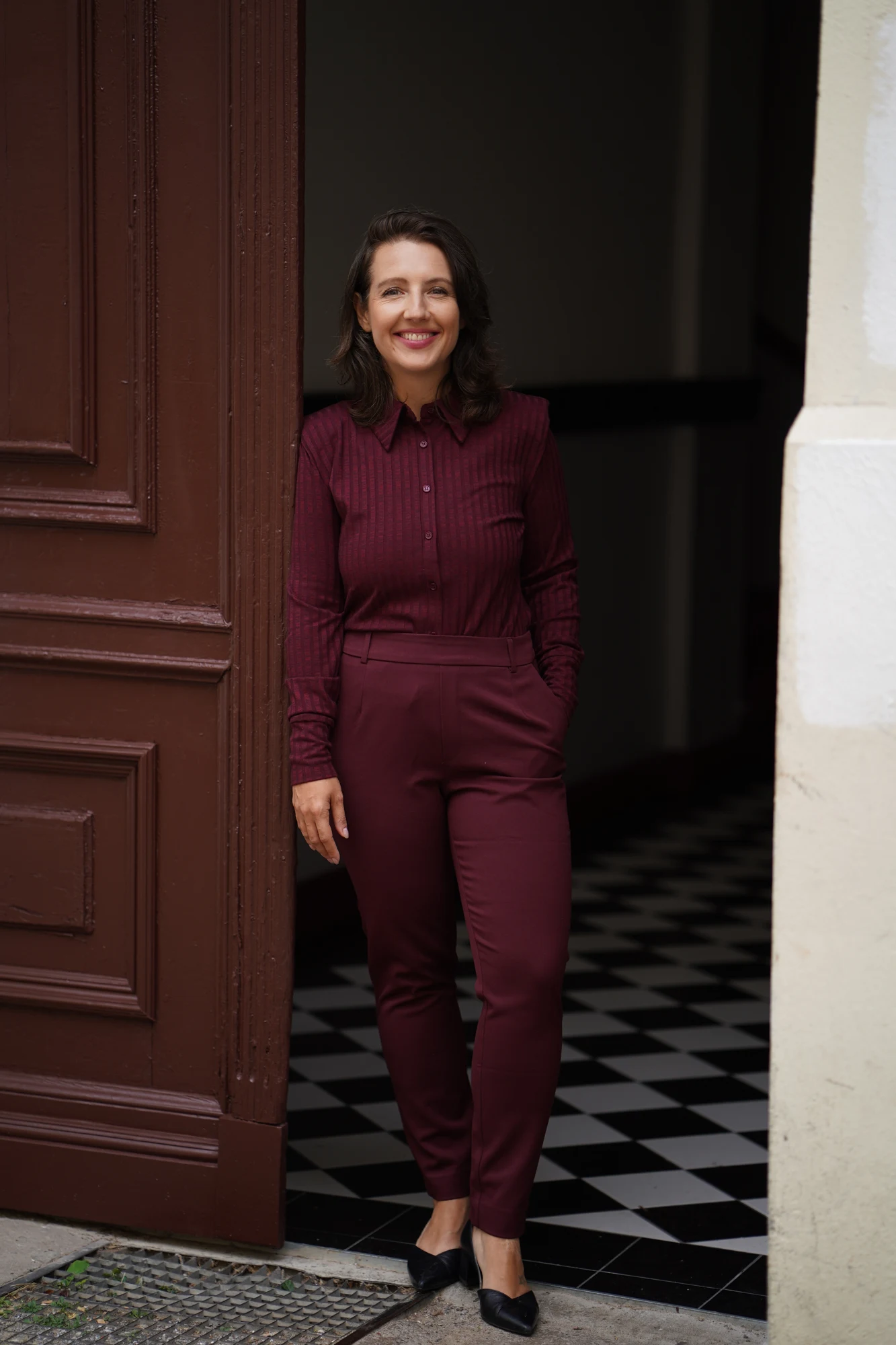 Dorothee Marecki lächelt in einem burgunderfarbenen Anzug